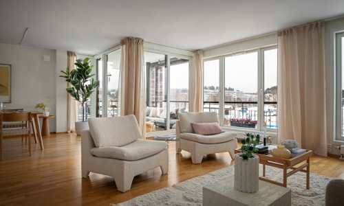 modern apartment living room with city view - apartments for working professionals